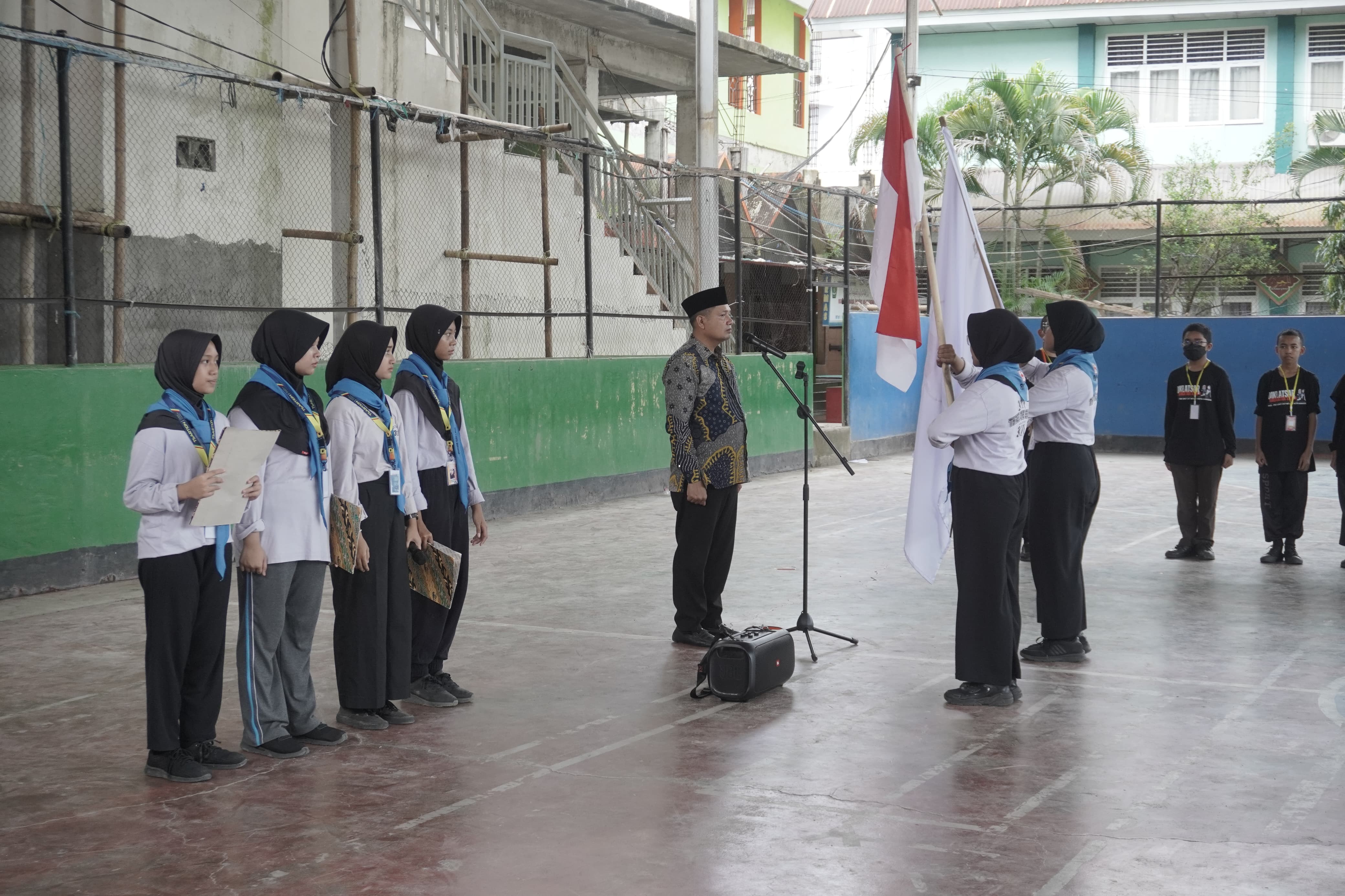 Kepala Madrasah Melepas Peserta Pendidikan dan Latihan Dasar (Diklatsar) PMR PMI Unit 317 MTsN 1 Kota Makassar