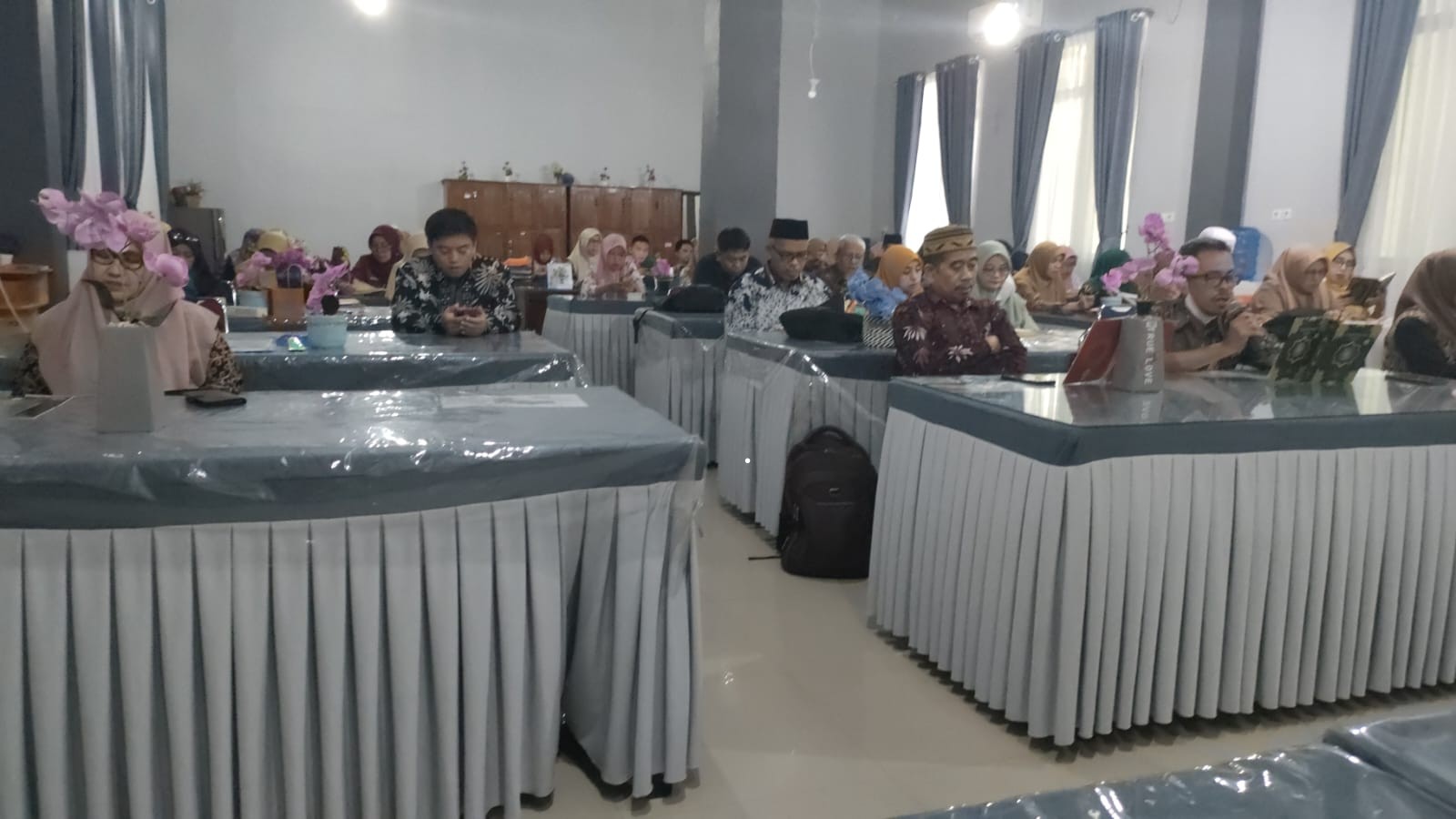 Mengawali Kegiatan Pagi di Bulan Suci, Seluruh Guru dan Pegawai MTsN 1 Kota Makassar Rutin Melaksanakan Tadarus Al-Qur\