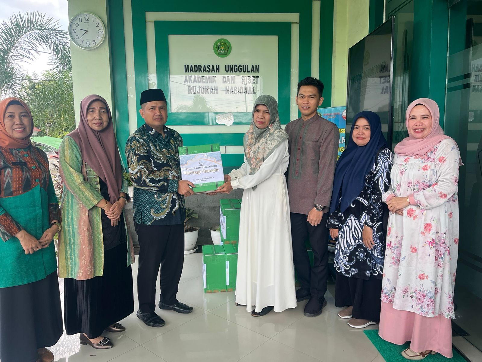 Berbagi Bahagia di Bulan Mulia, MTsN 1 Kota Makassar Melaksanakan Program Berbagi Ramadhan 1445 H 