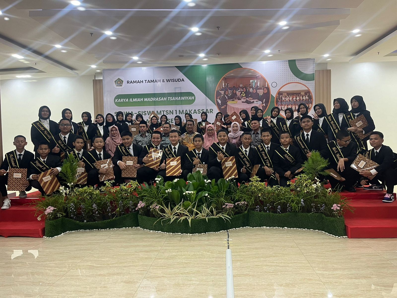 MTsN 1 Kota Makassar Menyelenggarakan Wisuda dan Ramah Tamah Karya Ilmiah Remaja Kelas Karakter IX Sains dan Riset 2 