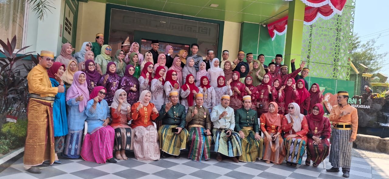 MTsN 1 Kota Makassar Rayakan HUT RI ke-79 dengan Upacara Meriah