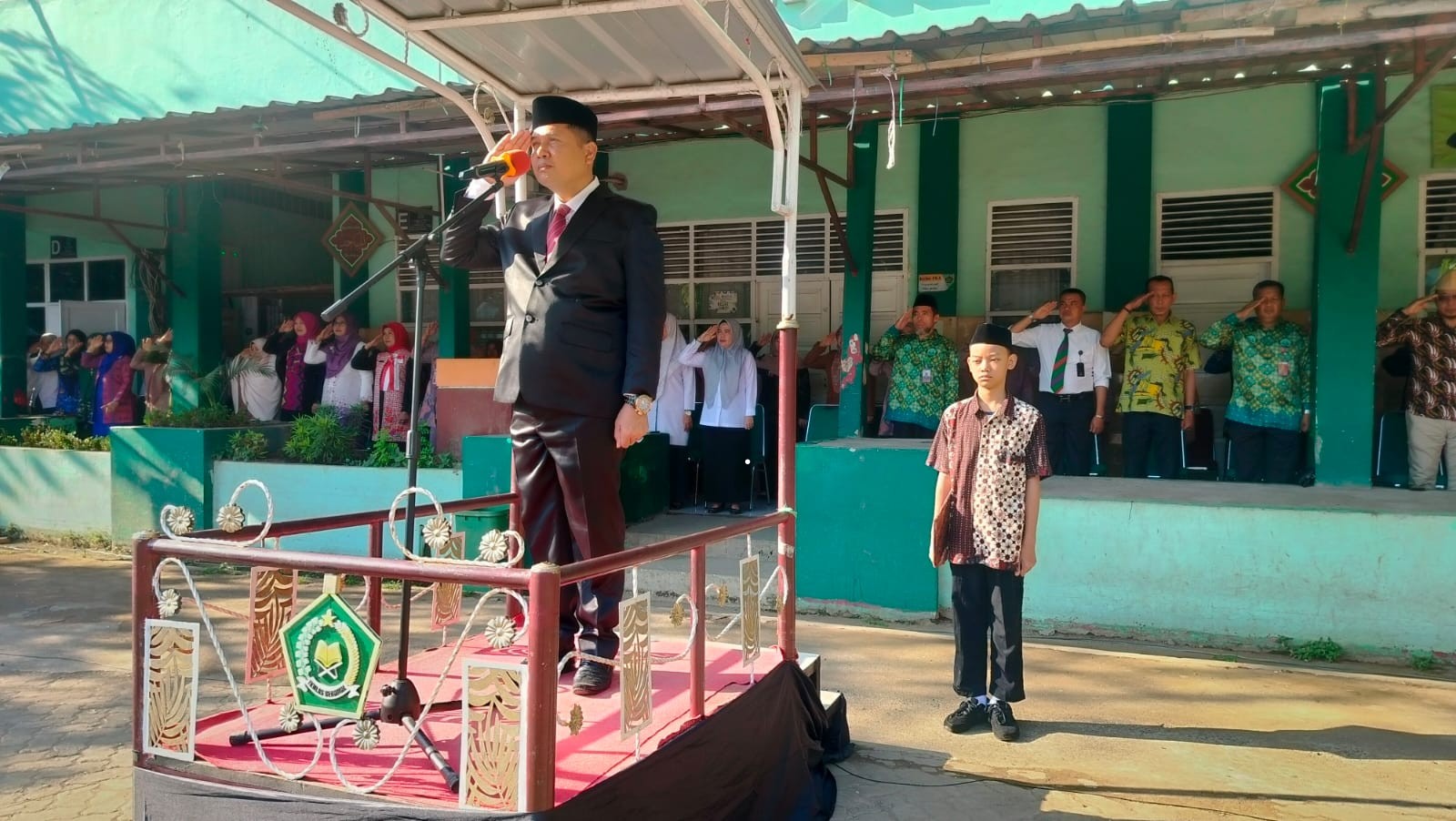 Upacara Peringatan Hari Sumpah Pemuda ke-96 di MTsN 1 Kota Makassar