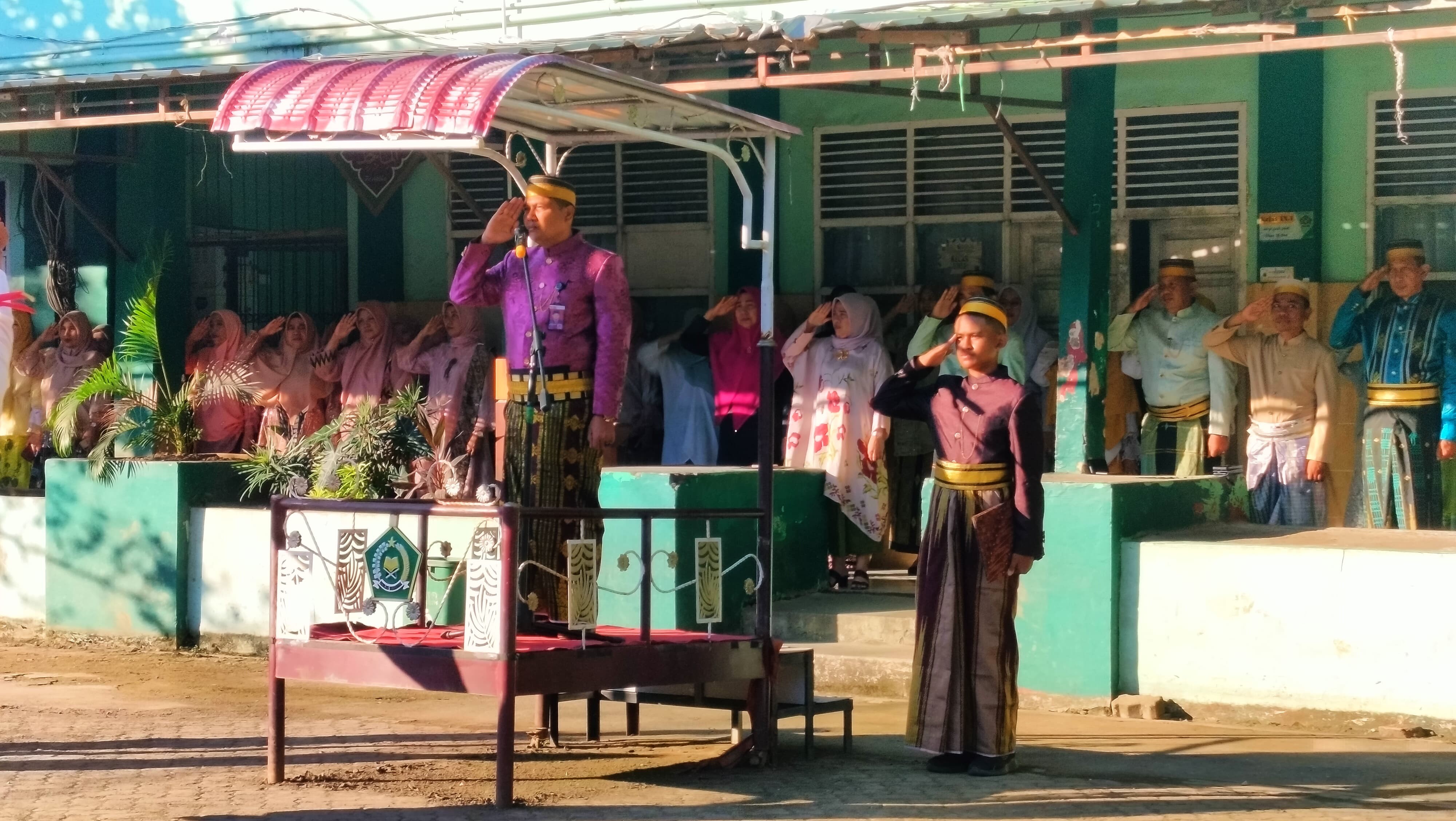 MTsN 1 Kota Makassar Gelar Upacara Peringatan Hari Pendidikan Nasional 2025