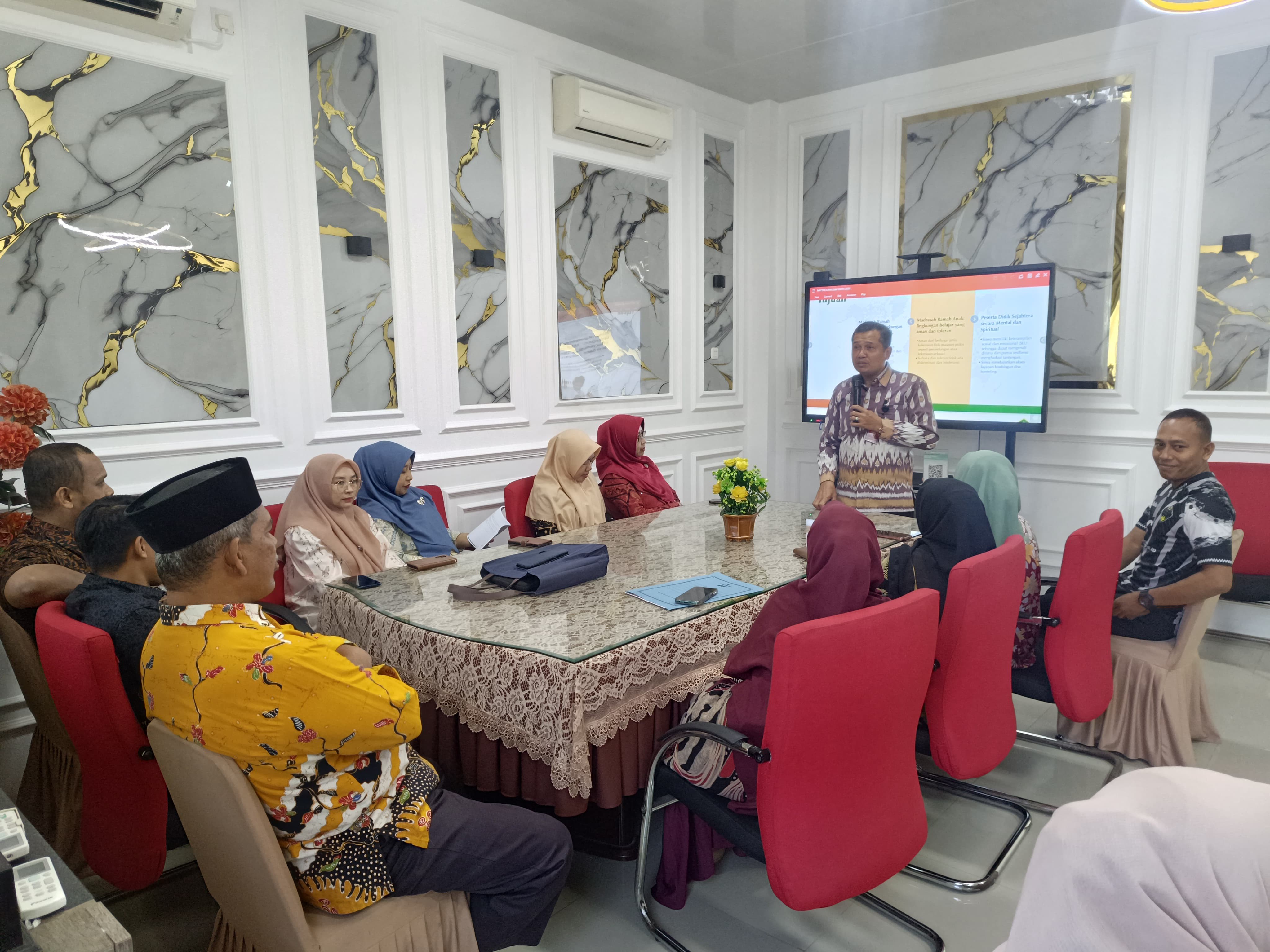 Kepala MTsN 1 Kota Makassar Berikan Pendalaman Kurikulum Berbasis Cinta (KBC) kepada Guru Role Model