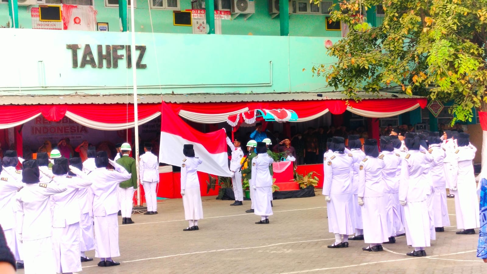 MTsN 1 Kota Makassar Melaksanakan Upacara HUT ke-80 RI, Semarak dengan Nuansa Kebangsaan