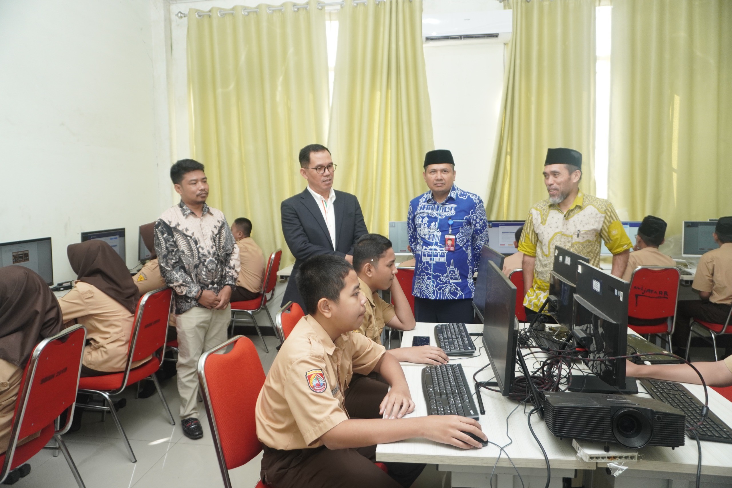 Kabid Penmad Kanwil Kemenag Sulsel dan Pengawas Bina Madrasah Pantau Pelaksanaan ANBK di MTsN 1 Kota Makassar