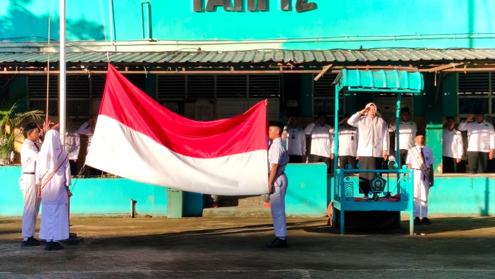 Semangat Disiplin Menggema di Lapangan, MTsN 1 Kota Makassar Apresiasi Siswa Berprestasi di Upacara Senin