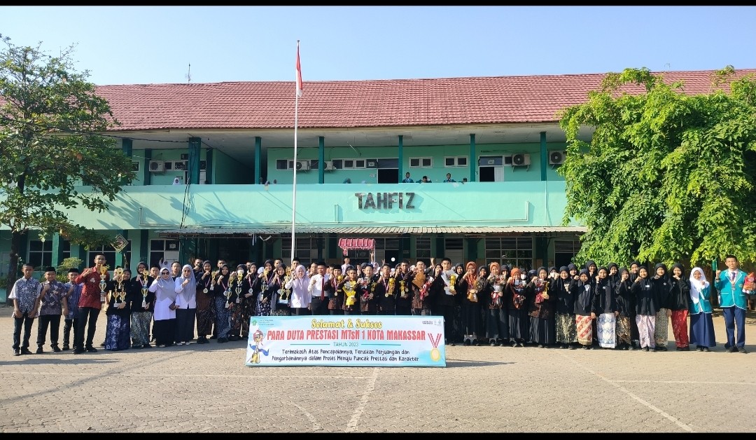 Upacara Bendera dan Penganugerahan Pin Kepada Duta Prestasi Siswa MTsN 1 Kota Makassar 